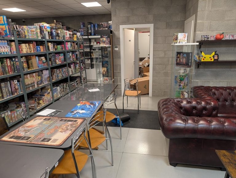 cartemagic furto foto sala e vetrine CarteMagic Vista della sala da gioco CarteMagic, con tavoli, scaffali e vetrine.